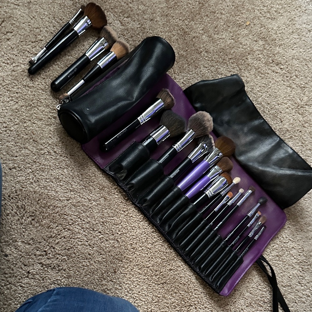 Younique brand makeup brushes with carrying case